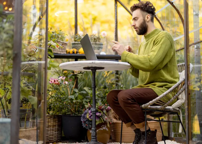 Serre aménagée en espace de travail