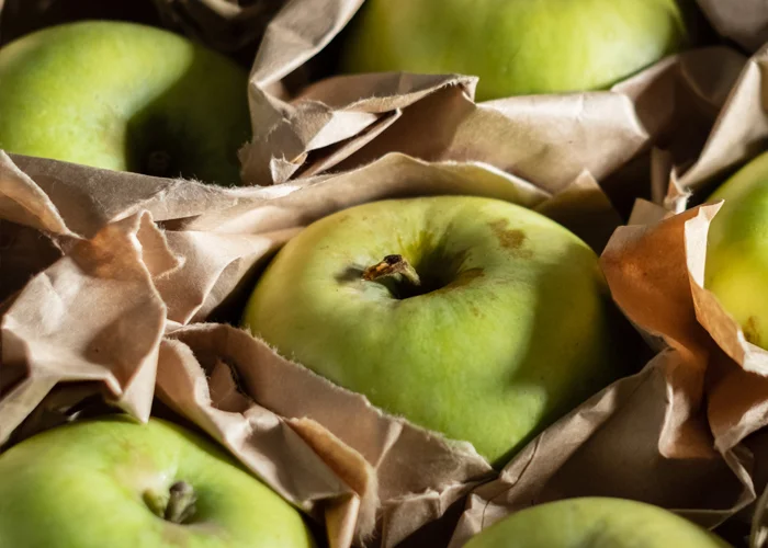 Pour une meilleure conservation les pommes sont enveloppées dans du papier individuellement